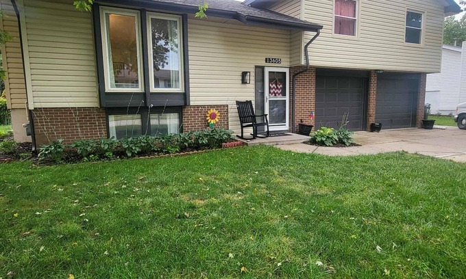 Omaha House | Charming 3-bedroom house in lovely Omaha. For Families, backyard, and parking.