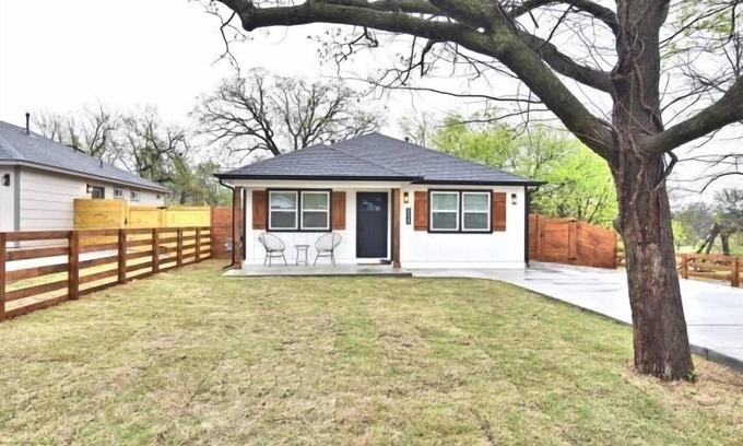 Tulsa House | Charming 3-bedroom house with WiFi, AC in vibrant Tulsa