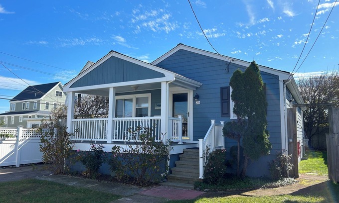 Allerton House | Charming 3-bedroom house with ocean views, WiFi, AC in delightful Hull