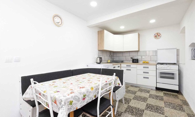 Veli Losinj House | Charming 3-Bedroom House, Pet-Friendly with 2 Bathrooms