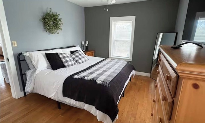 Aldrich Cottage | Charming 3-bedroom lakeside cottage on Stockton Lake with game room and hot tub.