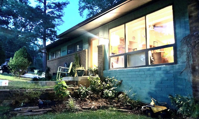 Atlanta House | Charming 3-bedroom Mid Century Modern bungalow in wonderful Atlanta with AC
