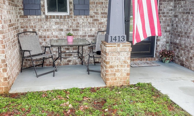 River Trace House | Charming 3-bedroom minutes from OWA