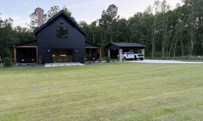 Appling House | Charming 3 bedroom Modern Barn in Appling. Available for FISHING TOURNAMENTS