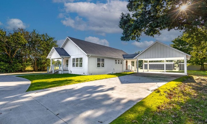 Wood County House | Charming 3-bedroom modern farmhouse close to Lake Fork.