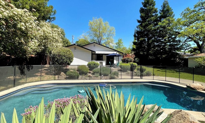 Cameron Park House | Charming 3-bedroom summer house in Cameron Park with pool