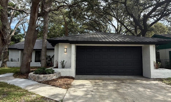 Casselberry House | Charming 3-bedroom near Orlando theme parks, downtown and golf courses