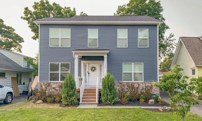 East Irondequoit House | Charming 3-bedroom house, game room, AC, Sea-Breeze, Lake Ontario, Rochester