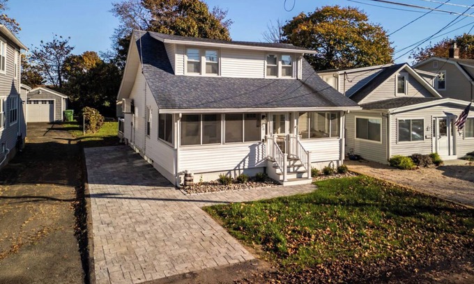 Saybrook Manor Cottage | Charming 3-bedroom cottage in Old Saybrook with AC, WiFi