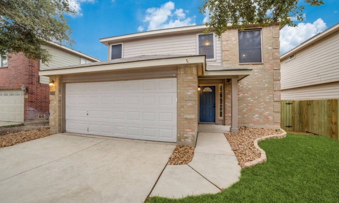 West San Antonio House | Charming 3 bedroom with hot tub. Just 5 minutes to Seaworld, 15 to Lackland.
