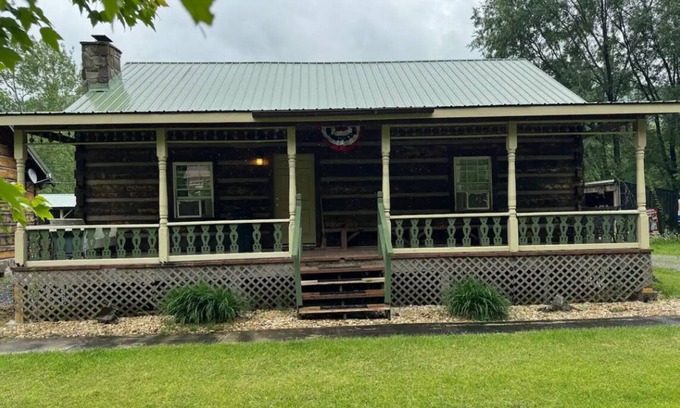 Seneca Rocks Cabin | Charming 3-bedroom 5 bed hottub cabin WiFi in scenic Seneca Rocks West Virginia