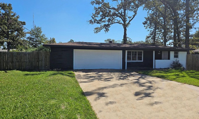 West Monroe House | Charming 3-bedroom,2 bath house, Wifi, outdoor space, grills, washer and dryer
