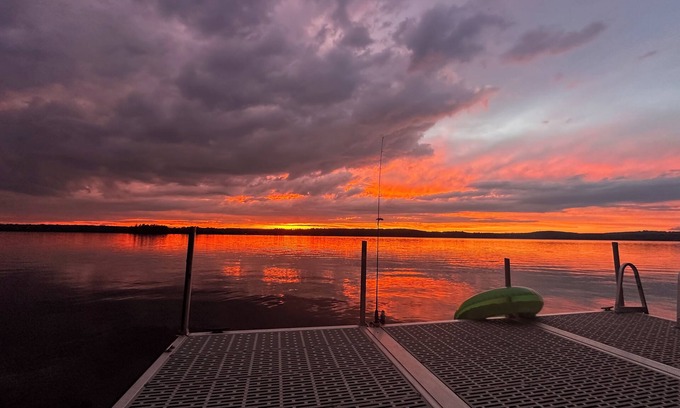 Vassalboro Cottage | Charming 3-bedroom waterfront cottage with AC, WiFi and spectacular sunset views