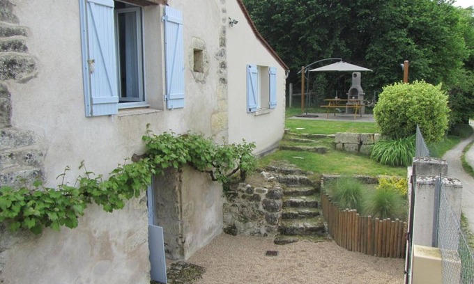 Montlouis-sur-Loire Cottage | Charming 3-bed Cottage in Loire Valley with Private Garden and Modern Amenities
