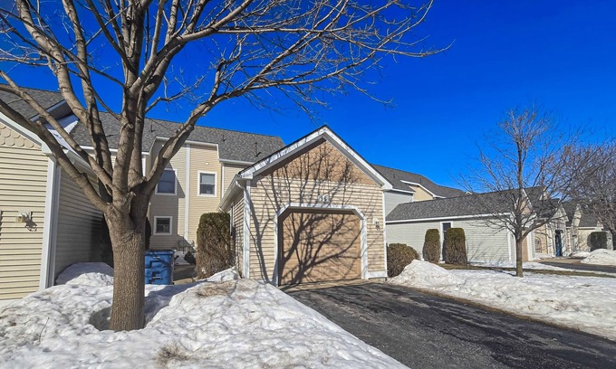 Manistee Condo | Charming 3 story condo, w/a W/D & Wifi, near beaches & shared pool access