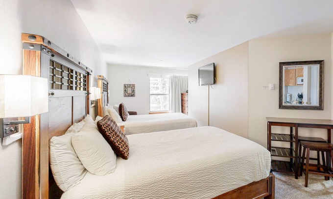 Historic District Apartment | Charming 333-Sq.Ft Studio w/Hot Tub, Pool, Gym & Sauna Access