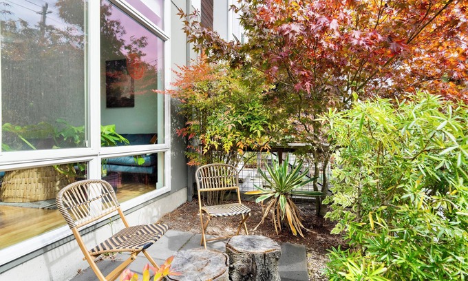 Old Ballard House | Charming 3B Ballard townhome w/Workspace & AC, Walkable to everything!