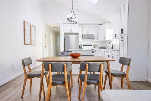 Clarkdale House | Charming 3B Home 10 mins to Venice Beach