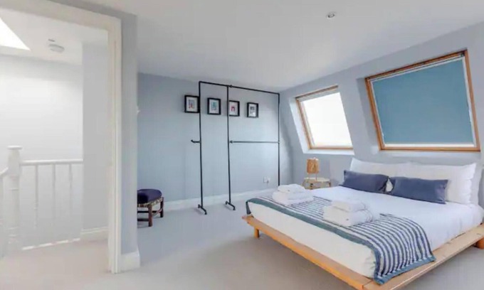 Hammersmith and Fulham Apartment | Charming 3BD House w/Private Garden - Fulham!