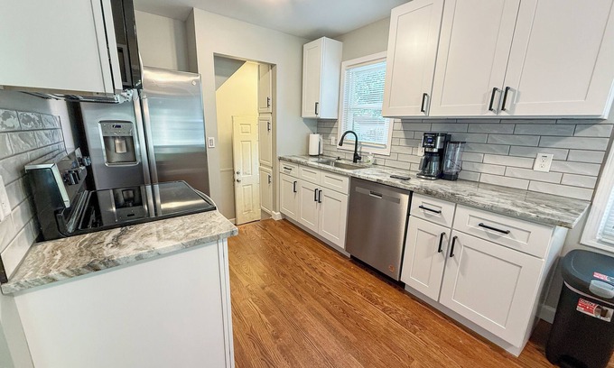 Redford House | Charming 3bed, 20 mins to DTW, Novi, Downtown, in peaceful suburb new renovated!