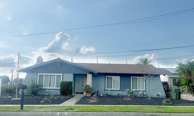 Upland House | Charming 3bedrms Upland house WiFi & AC Laundry PetFriendly near Ontario Airport