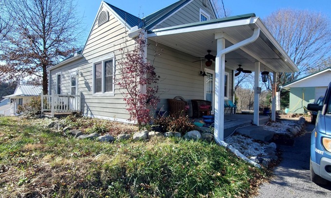 Bristol House | Charming 3br/2 bath house, 5 mins from downtown