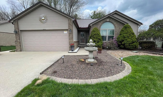 Westland House | Charming 3BR house, Spacious Great Room with Fireplace, Jetted Bathtub to relax