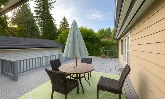 Shoreline House | Charming 3BR with A/C & private Balcony with umbrella - Near UW & All Amenities!