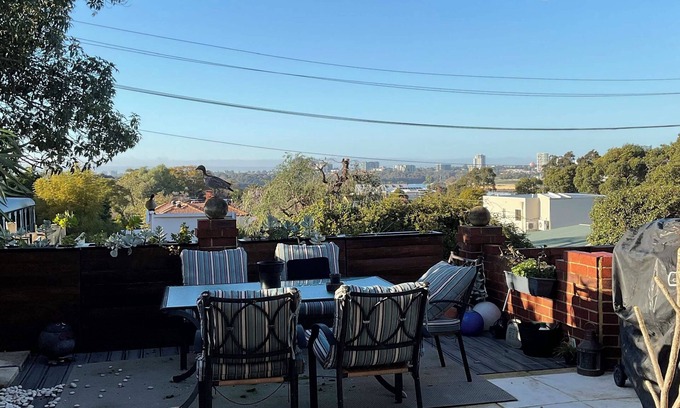 Maylands House | Charming 3x2 Townhouse with views!