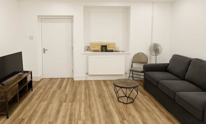 Churchill Apartment | Charming 4-Bed Retreat in the Heart of Churchill with Parking