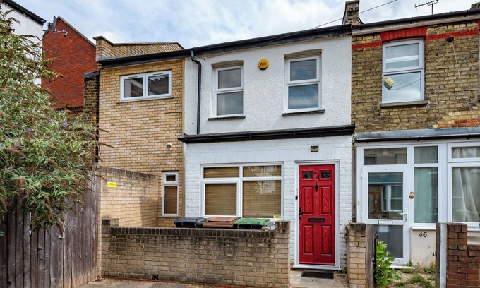 Wood Green House | Charming 4-Bed Home with Stylish Decor & Garden