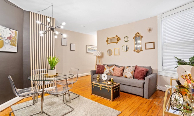 Downtown Baltimore Apartment | Charming 4 bed/Wine/Parking/1000sqft/Mins to Dwntwn!