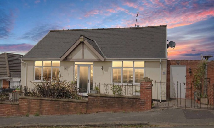 Chesterfield House | Charming 4-Bedroom Bungalow, Lush Garden, and Stunning Views – Perfect Location