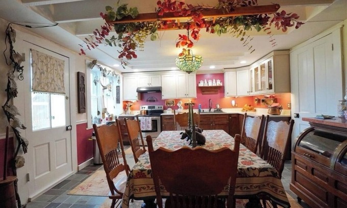 Hermann Bed & Breakfast | Charming 4-bedroom bed & breakfast in Hermann with AC, WiFi