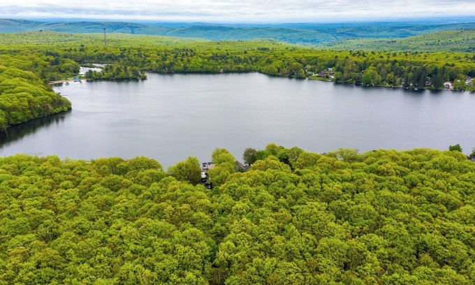 Smyrna Cottage | Charming 4-bedroom cottage in enchanting Sand Lake with WiFi, AC