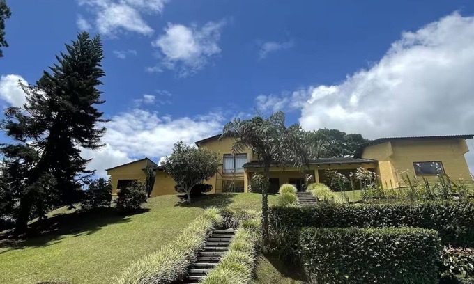 Calima House | Charming 4-bedroom country house in Lago Calima with WiFi and lake view