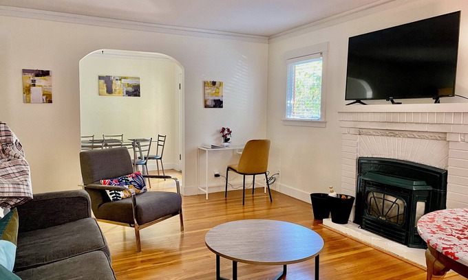 Menlo Park House | Charming 4-bedroom house with AC, WiFi in pleasant Menlo Park