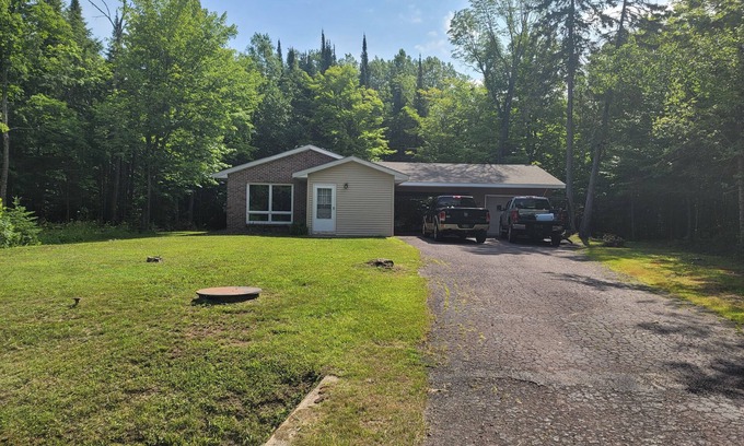 White Pine House | Charming 4-bedroom house with WiFi, AC in peaceful White Pine