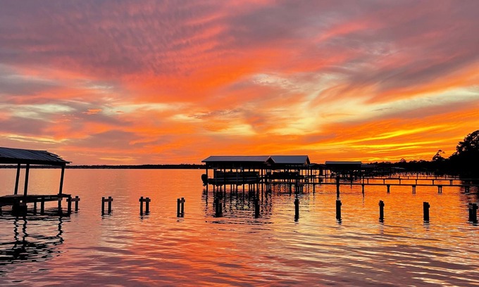 Lillian House | Charming 4-bedroom house with Wi-Fi and AC in House in Perdido Bay Lillian Al