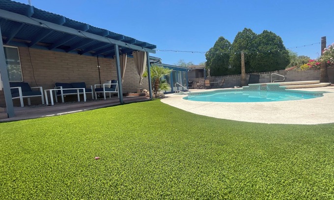 Groves Lincoln Park House | Charming 4-bedroom house with private pool