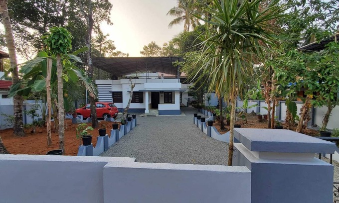 Alappuzha House | Charming 4-bedroom indipendent villa Alappuzha close to Houseboat DY and beach