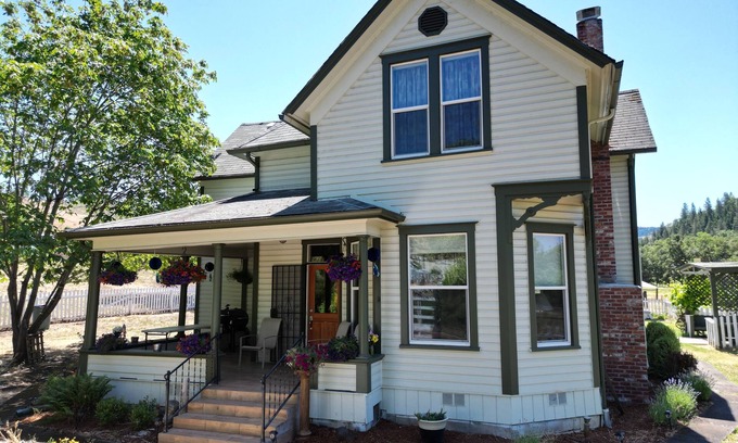 Roseburg Other | Charming 4-bedroom Pearce Historic Farmhouse in Roseburg with AC and WIFI