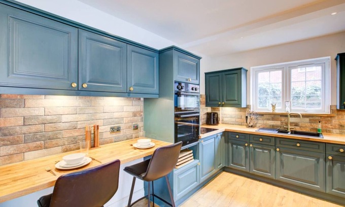 Brentwood House | Charming 4 Bedroom Retreat in Upscale Brentwood