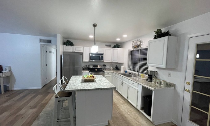 Casa Grande House | Charming 4-bedroom house in delightful Casa Grande with WiFi, AC