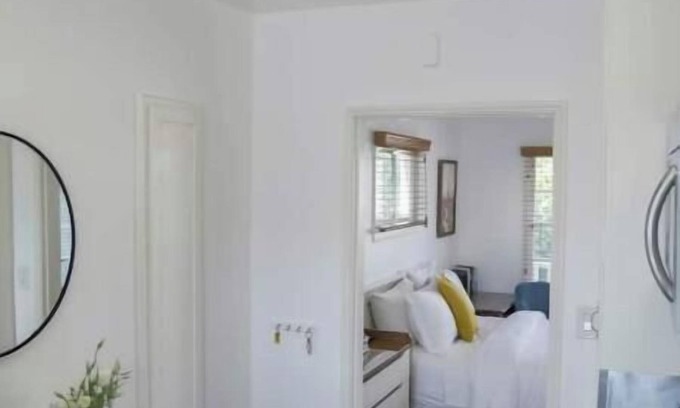 Wilshire Montana House | Charming 4-bedroom house with AC in Santa Monica