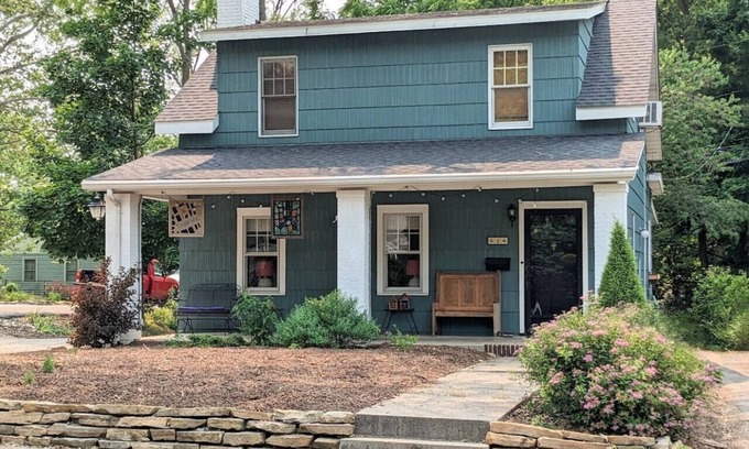 Bloomington House | Charming 4 BR W/Hot Tub +3 Kings Walk to Downtown