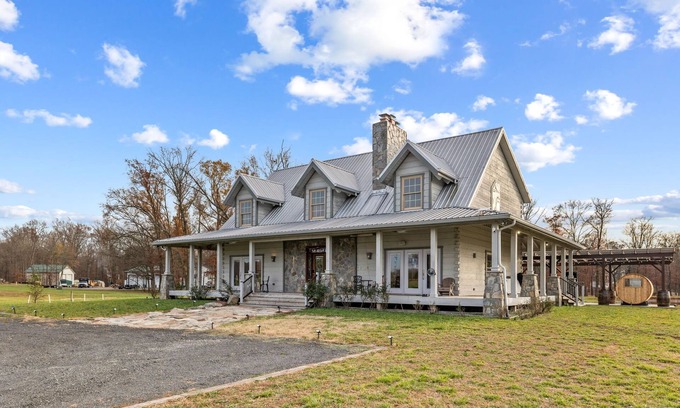 Tuscarora Other | Charming 5-bedroom farmhouse in delightful Leesburg, sauna, jacuzzi, fire pit.