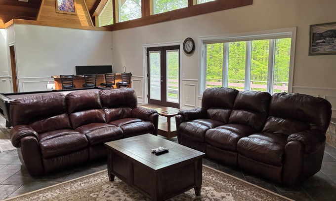 Wilmington House | Charming 5-bedroom house in Chimney Hill near Mount Snow