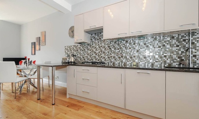 Perry Vale Apartment | Charming 5 star 3 Bed London Flat, Garden, Parking