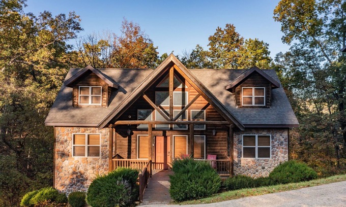 Indian Point House | Charming 6 bdrm cabin w/en-suite baths, hot tub, fireplaces, & in/outdoor pools